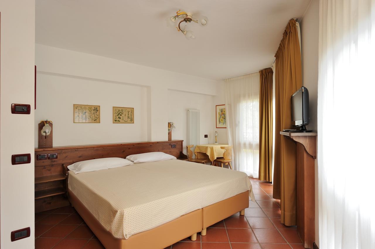 Chalet Dei Pini Aparthotel มาดอนนาดีกัมปิโญ ภายนอก รูปภาพ