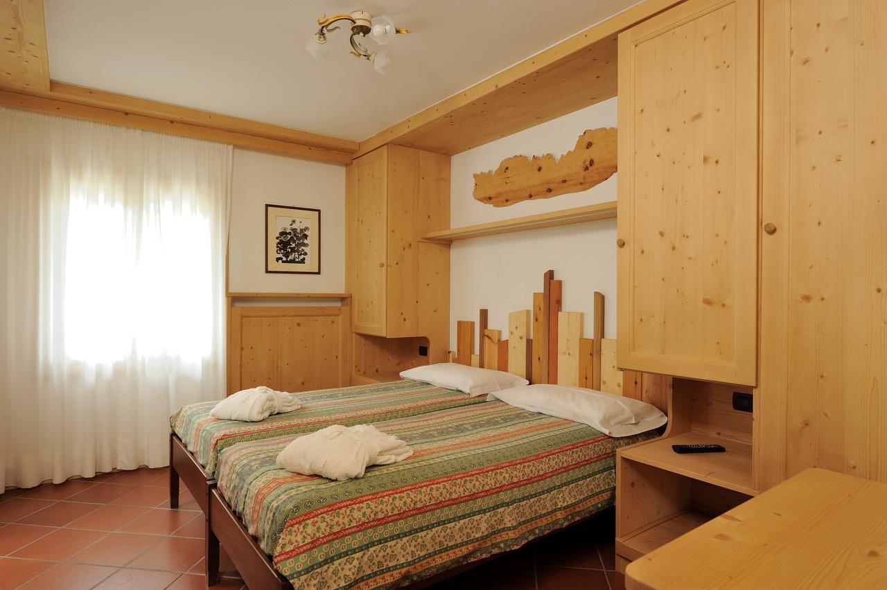 Chalet Dei Pini Aparthotel มาดอนนาดีกัมปิโญ ภายนอก รูปภาพ