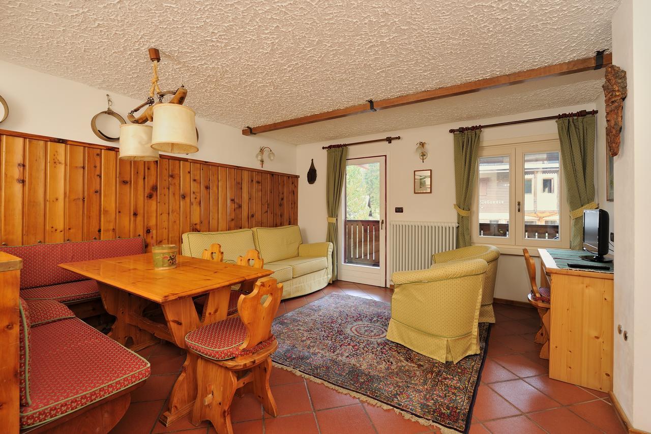 Chalet Dei Pini Aparthotel มาดอนนาดีกัมปิโญ ภายนอก รูปภาพ
